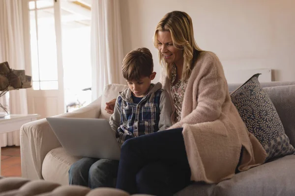 Widok Przodu Matka Pomaga Jej Syn Projektu Podczas Korzystania Laptopa — Zdjęcie stockowe