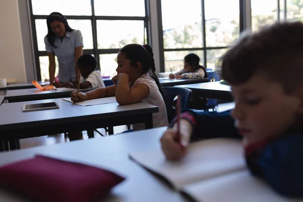 Unga Kvinnliga Lärare Undervisning Schoolkid Skrivbord Klassrummet Grundskolan — Stockfoto