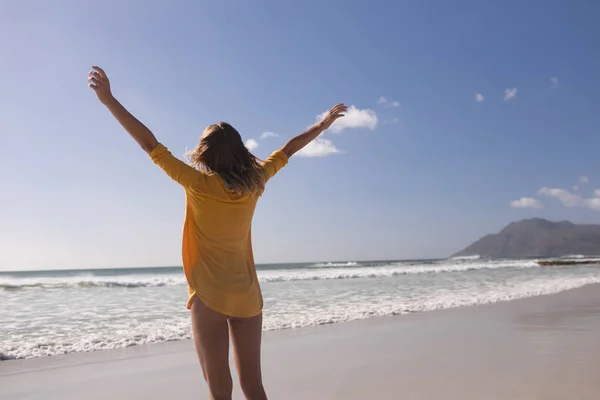 Achteraanzicht Van Vrouw Permanent Met Armen Gestrekt Strand Een Zonnige — Stockfoto