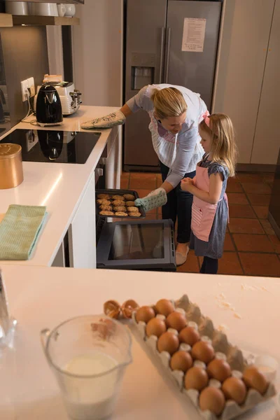 Vista Lateral Mãe Amorosa Com Sua Filha Removendo Biscoitos Forno — Fotografia de Stock