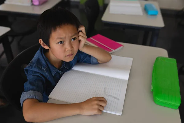 Tankeväckande Skolpojke Tittar Bort Klassrummet Grundskolan — Stockfoto