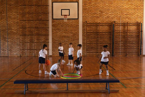Écoliers Vision Lointaine Jouant Basket Ball Terrain Basket École — Photo