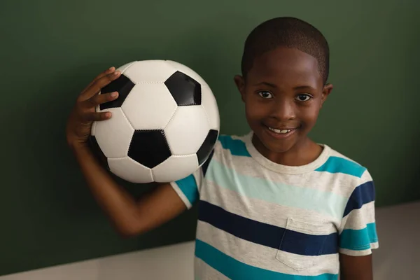 Vue Face Écolier Noir Tenant Football Regardant Caméra Dans Salle — Photo