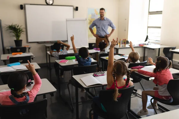 Rear View School Kids Raising Hand Classroom Elementary School — Stock Photo, Image