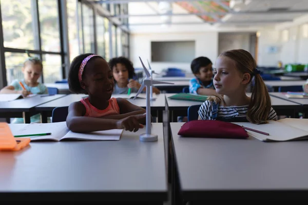 Vista Frontal Alunos Estudando Modelo Moinho Vento Mesa Sala Aula — Fotografia de Stock