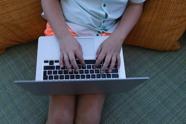 Mittelteil Des Schülers Lernt Laptop Während Auf Der Couch Der — Stockfoto