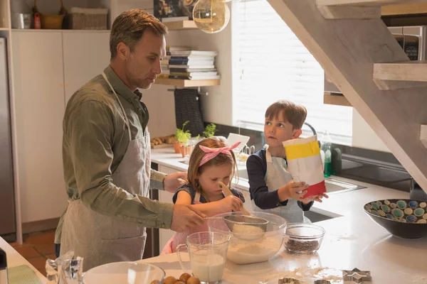 Vorderseite Des Liebevollen Vaters Mit Seinen Niedlichen Kindern Die Hause — Stockfoto