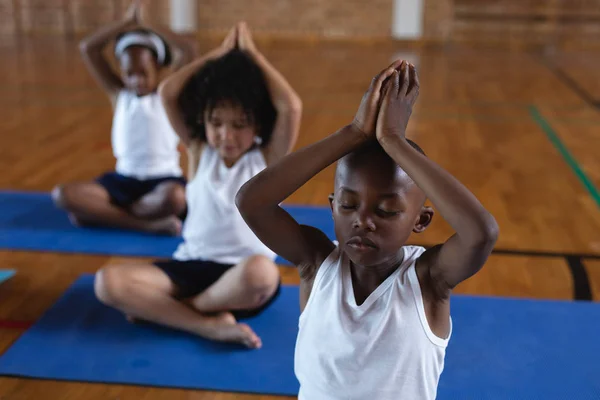 Vue Face Écoliers Faisant Yoga Méditant Sur Tapis Yoga École — Photo