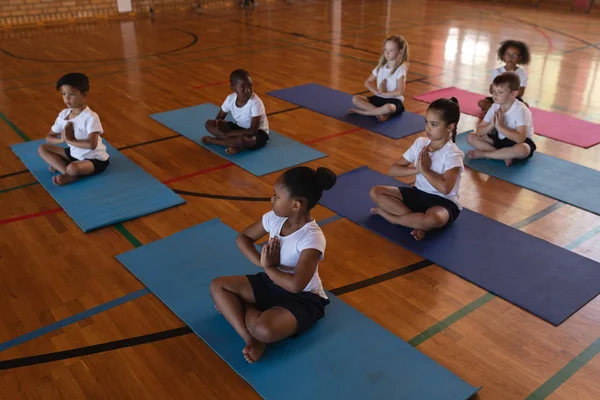 Vista Ángulo Alto Los Escolares Haciendo Yoga Meditando Una Esterilla —  Fotos de Stock