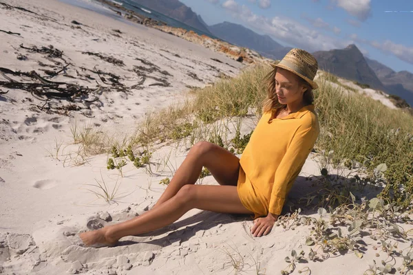 Vue Latérale Jeune Femme Chapeau Relaxant Sur Plage — Photo