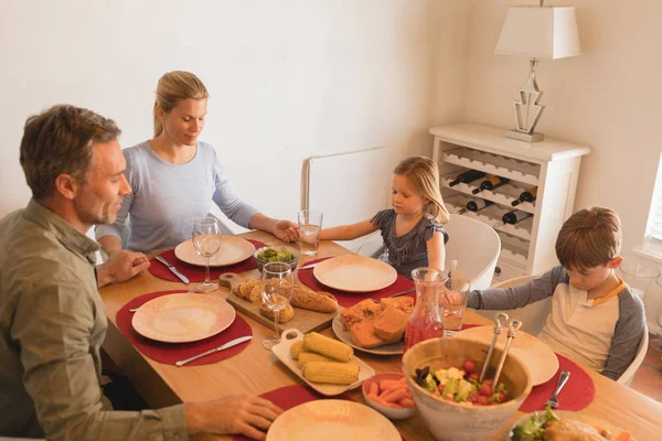 Hoge Hoekmening Van Familie Bidden Voordat Voedsel Eettafel Thuis — Stockfoto