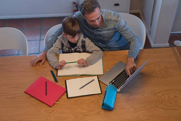 Bir Baba Oğlu Ödevini Evde Laptop Ile Yardım Yüksek Açılı — Stok fotoğraf
