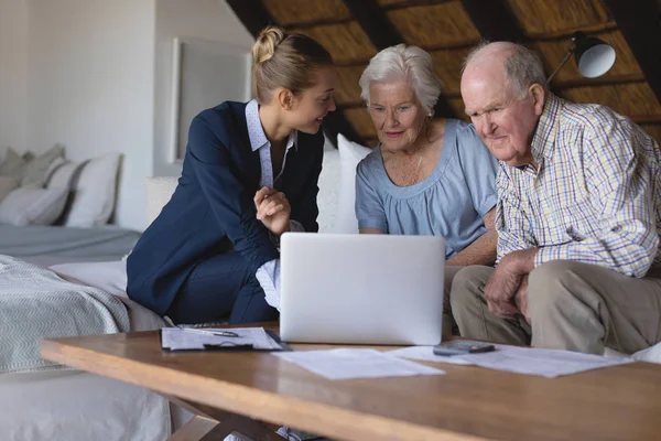 Front View Female Doctor Senior Couple Looking Discussing Laptop Home — Stock Photo, Image