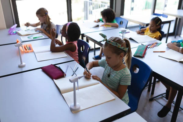 Visão Alto Ângulo Alunos Estudando Mesa Sala Aula Ensino Fundamental — Fotografia de Stock