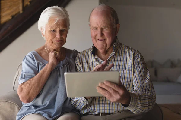 Front View Senior Couple Using Digital Tablet Living Room Home — Stock Photo, Image