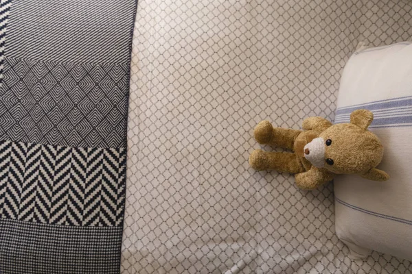 Bovenaanzicht Van Teddybeer Een Bed Slaapkamer Thuis — Stockfoto