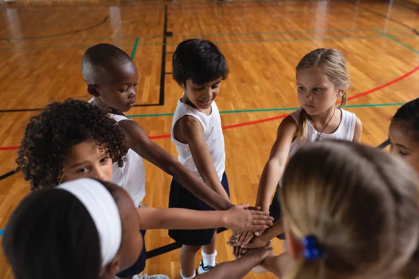 Los Escolares Arriba Formando Pila Mano Cancha Baloncesto Escuela —  Fotos de Stock