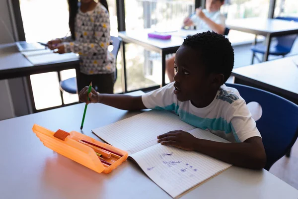 Zijaanzicht Van Schooljongen Zit Aan Bureau Weg Kijken Klas Van — Stockfoto