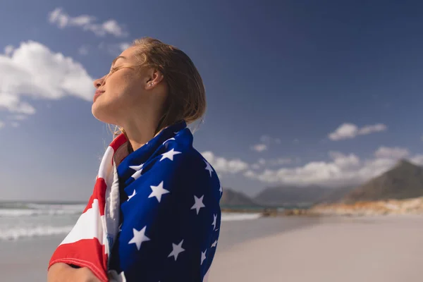 Widok Boku Młodej Kobiety Owinięte American Flag Beach Słoneczny Dzień — Zdjęcie stockowe