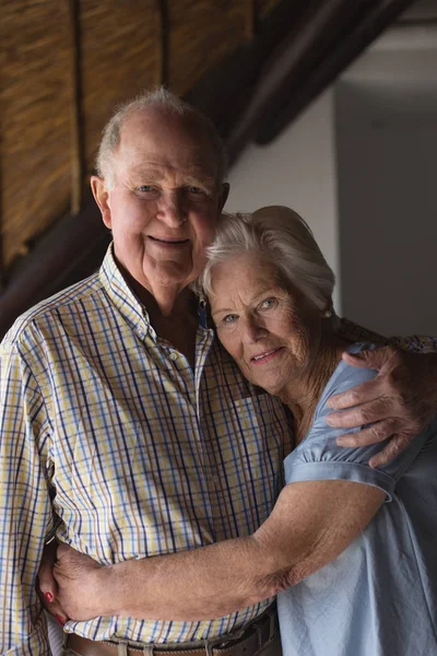 Retrato Una Pareja Ancianos Activos Pie Abrazándose Casa — Foto de Stock