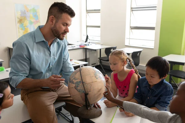 Férfi Tanár Tanítás Gyerekek Földrajz Segítségével Globe Általános Iskola Tantermi — Stock Fotó