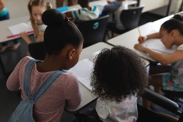 Visão Traseira Alunas Estudando Juntas Mesa Sala Aula Ensino Fundamental — Fotografia de Stock