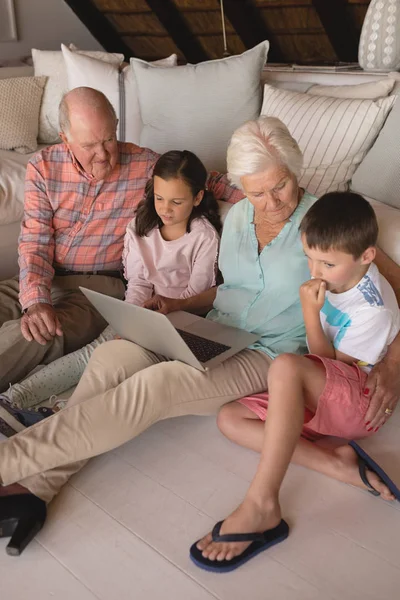 Vista Frontal Uma Família Várias Gerações Usando Laptop Chão Sala — Fotografia de Stock