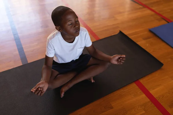 Vista Alto Ángulo Del Colegial Negro Haciendo Yoga Meditando Una —  Fotos de Stock