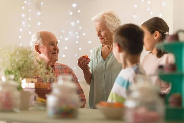 Feliz Familia Multi Generación Celebrando Cumpleaños Nieto Casa — Foto de Stock