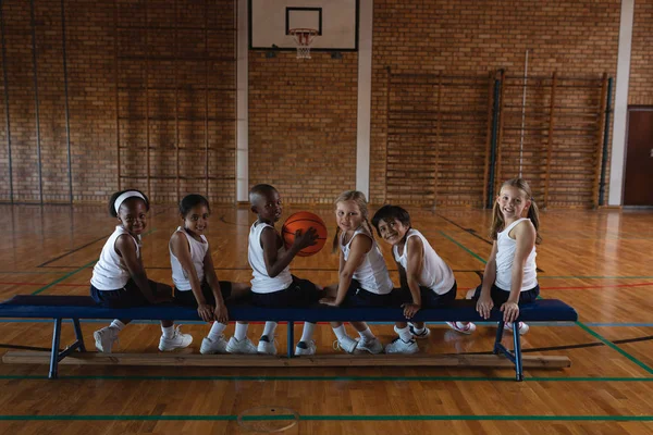 Side View Schoolkids Looking Camera While Sitting Bench Basketball Court — Stock Photo, Image