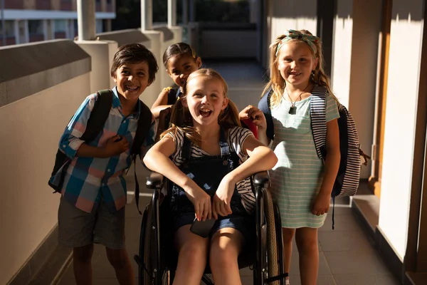 Vue Face Écolière Handicapée Avec Des Camarades Classe Regardant Caméra — Photo