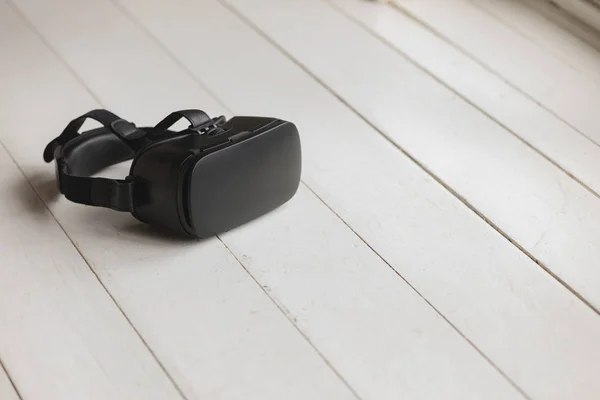 家の床に置かれた仮想現実ヘッドセットのクローズ アップ — ストック写真