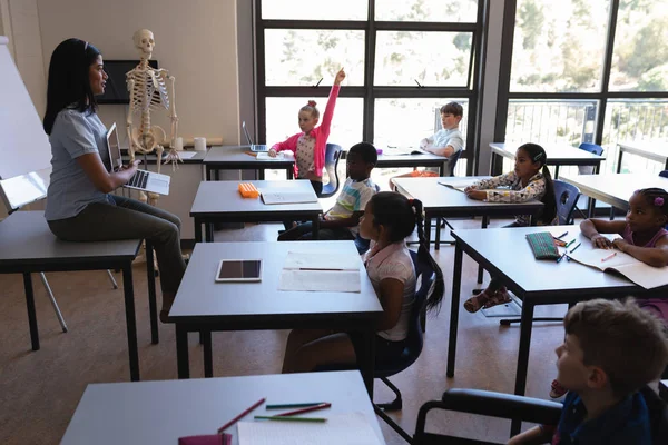 Boční Pohled Ženské Školy Učitel Učí Schoolkids Notebooku Učebně Základní — Stock fotografie