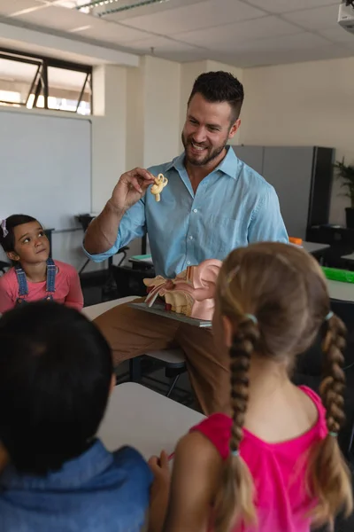 Profesor Masculino Explicando Modelo Anatómico Aula Escuela Primaria —  Fotos de Stock