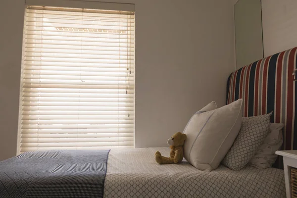Seitenansicht Von Teddybär Auf Einem Bett Schlafzimmer Hause — Stockfoto