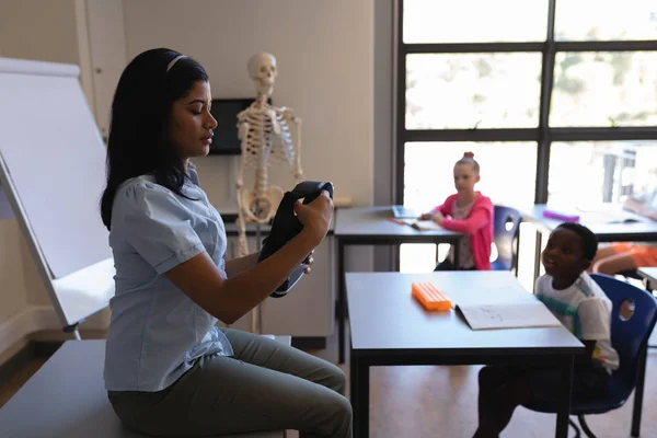 Vista Lateral Maestra Sosteniendo Mirando Los Auriculares Realidad Virtual Aula —  Fotos de Stock