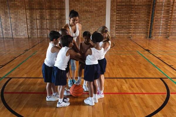 Frontansicht Von Schülern Und Trainerin Beim Handstapeln Auf Dem Basketballplatz — Stockfoto