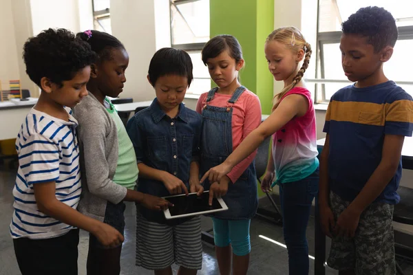 Groep Van School Kids Samen Studeren Digitale Tablet Klas Van — Stockfoto