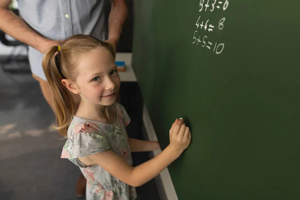 Hoge Hoekmening Van Schoolmeisje Schrijven Krijt Bord Klas — Stockfoto