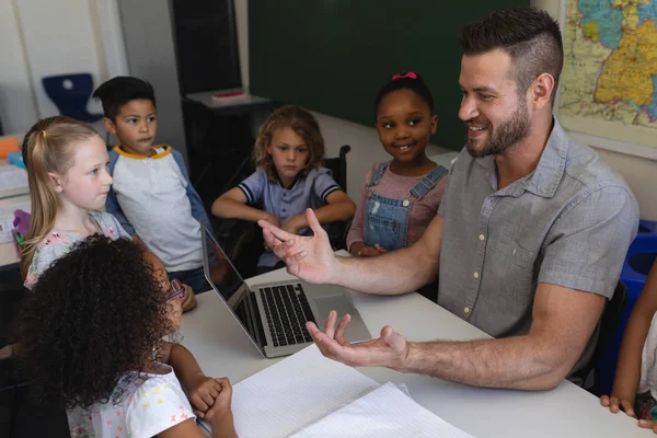 Voorkant Kijk Blij Kaukasische Mannelijke Schoolleraar Lesgeven Schoolkid Aan Bureau — Stockfoto