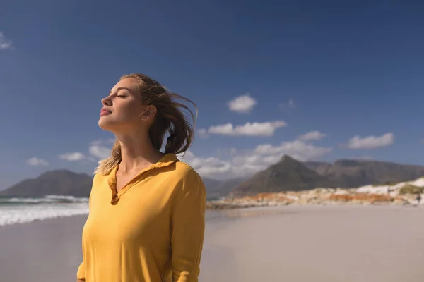 Junge Frau Steht Einem Sonnigen Tag Mit Geschlossenen Augen Strand — Stockfoto