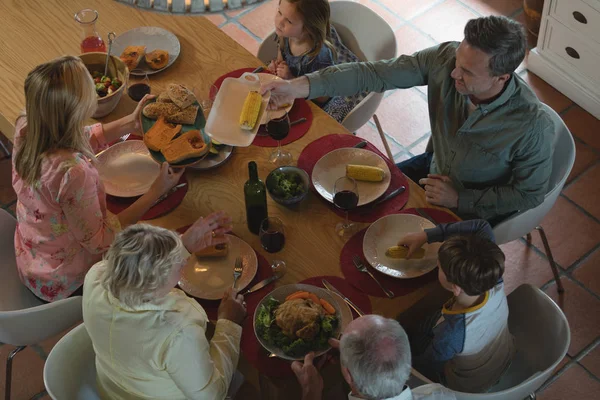 Vista Alto Ângulo Uma Família Várias Gerações Que Tem Comida — Fotografia de Stock