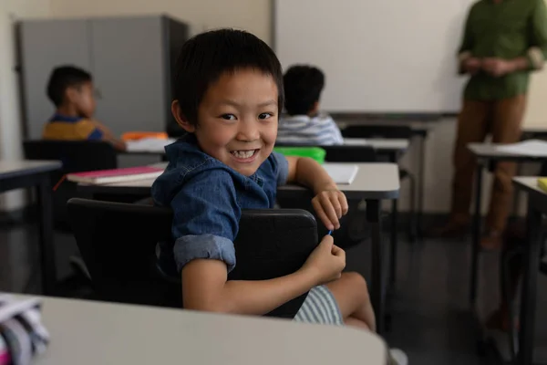 Lycklig Skolpojke Leende Och Titta Tillbaka Klassrummet Grundskolan — Stockfoto