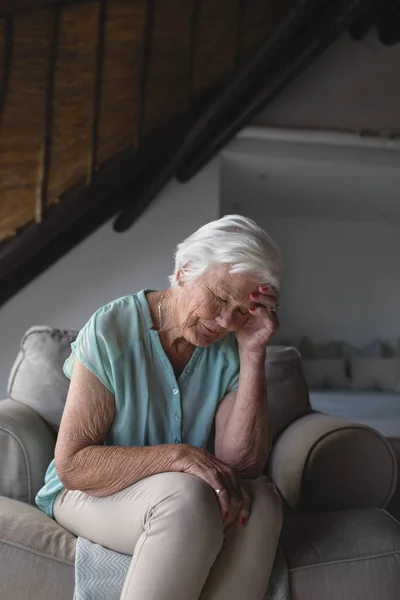 Vooraanzicht Van Een Bezorgd Senior Vrouw Zittend Bank Houden Van — Stockfoto