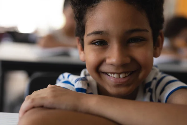 Close Menino Escola Feliz Inclinando Mesa Olhando Para Câmera Sala — Fotografia de Stock