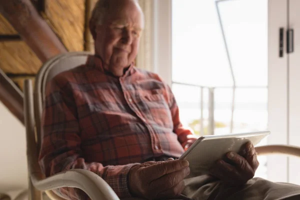 Front View Senior Man Using Laptop Rocking Chair Living Room — Stock Photo, Image