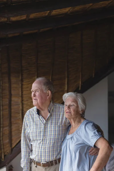 Seitenansicht Eines Aktiven Seniorenpaares Das Zusammen Steht Und Sich Umarmt — Stockfoto