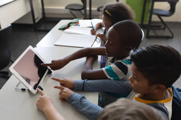 Magas Szög Kilátás Kíváncsi Schoolkids Tanulás Digitális Tábla Ülve Pultnál — Stock Fotó