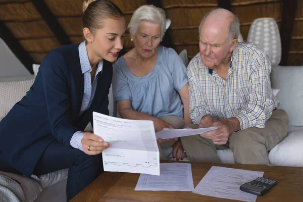 Vooraanzicht Van Een Vrouwelijke Arts Senior Paar Zoek Bespreken Medische — Stockfoto