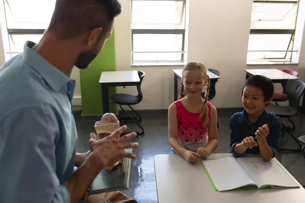 School Kids Smiling While Teacher Teaching Classroom Elementary School — Stock Photo, Image